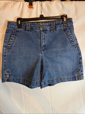 Gloria Vanderbilt all around slimming effect shorts in a size 6